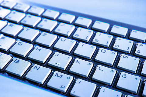 balta datora tastatūra, tastatūra, dators, aparatūru, taustiņus, burtiem, ievadi, kalkulators, datora tastatūra, tehnoloģijas, klēpjdators, internetā, datora atslēga, pc, tuvplāns, komunikāciju, datortehnika, tekstu, datora daļa, nav cilvēku, savienojumu, bezvadu tehnoloģija, viens objekts, vēstuli, zils, datortīkls, studija, globālās komunikācijas, 2K, CC0, publiskais domēns, bez atlīdzības