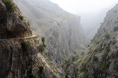 sti, fjell, fjelllandskap, naturskjønnhet - natur, tåke, stein, skjønnhet i naturen, land, fast, fjellkjede, natur, rolig scene, rock-objekt, ro, tre, anlegg, miljø, klippe, bergformasjon, fjern, utendørs, ingen folk, dannelse, erodert, fjelltopp, 5K, CC0, offentlig domene, opphavsrett gratis