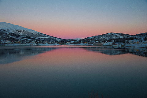 muntanya coberta de neu, blau, cel, gran, cos, aigua, reflectint, muntanyes, reflexió, paisatge, muntanya, posta de sol, degradat, escenics - natura, llac, cap gent, naturalesa, tranquil·litat, escena tranquil·la, bellesa a la natura, destinacions de viatge, hivern, medi ambient, cel clar, estructura construïda, temperatura de fred, connexió, muntanya nevada, llacuna, 5K, CC0, domini públic, lliure de regalies
