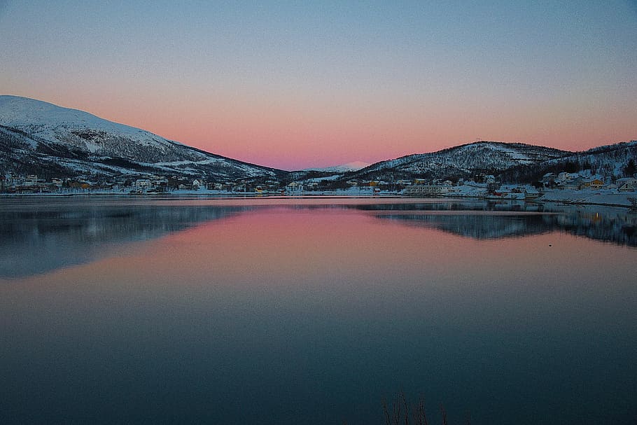 muntanya coberta de neu, blau, cel, gran, cos, aigua, reflectint, muntanyes, reflexió, paisatge, muntanya, posta de sol, degradat, escenics - natura, llac, cap gent, naturalesa, tranquil·litat, escena tranquil·la, bellesa a la natura, destinacions de viatge, hivern, medi ambient, cel clar, estructura construïda, temperatura de fred, connexió, muntanya nevada, llacuna, 5K