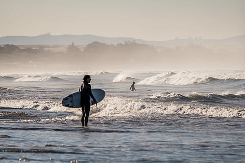 sprawdź surf, osoba, deska surfingowa, na stojąco, ciało, woda, surfer, piasek, spienić, prawdziwi ludzie, spędzania wolnego czasu, styl życia, fala, sport, morze, sport wodny, ruch, mężczyźni, surfing, piękno natury, Sporty ekstremalne, przygoda, niebo, ludzie, Natura, wylądować, umiejętność, na dworze, moc w naturze, 4K, CC0, domena publiczna, darmowe zdjęcia