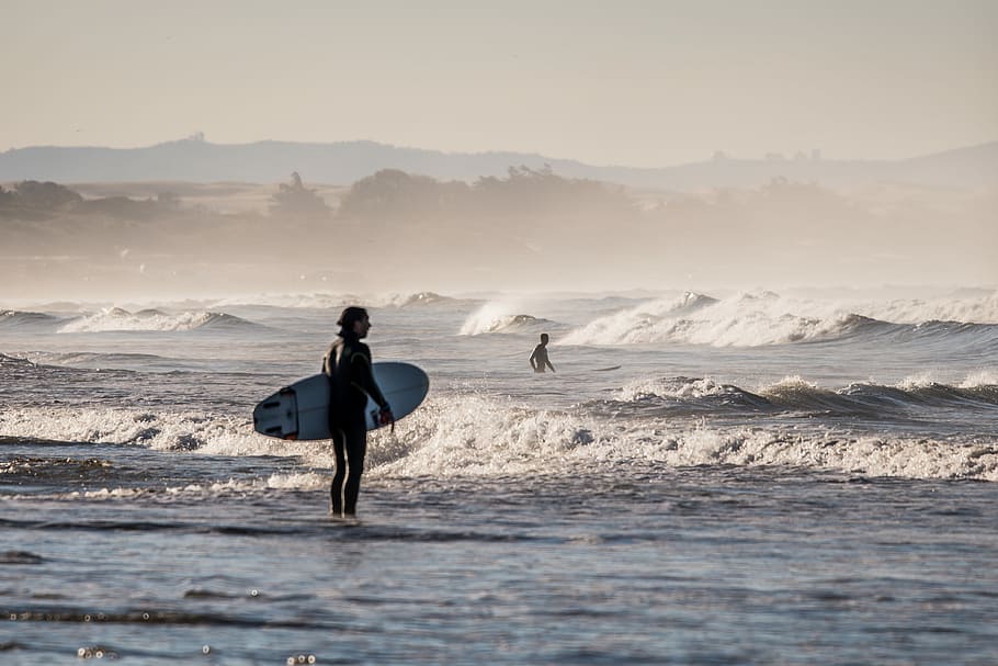 sprawdź surf, osoba, deska surfingowa, na stojąco, ciało, woda, surfer, piasek, spienić, prawdziwi ludzie, spędzania wolnego czasu, styl życia, fala, sport, morze, sport wodny, ruch, mężczyźni, surfing, piękno natury, Sporty ekstremalne, przygoda, niebo, ludzie, Natura, wylądować, umiejętność, na dworze, moc w naturze, 4K