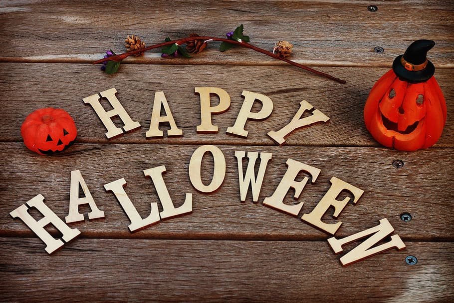 foto, marró, feliç, taronja, Decoracions de llanterna, Halloween, carbassa de Halloween, material de fusta, carbassa, text, celebració, festa, decoració, tardor, sola paraula, còpia espai, temporada, fons, cap gent, símbol, passat de moda, a l'interior, primer pla, dia, guió occidental, menjar, lletra majúscula, comunicació, taula, menjar i beguda, espècia, natura morta, directament a sobre, alfabet, frescor, creativitat, decoració de Nadal, art i artesania, adorn de Nadal, berenar, missatge, 1080P