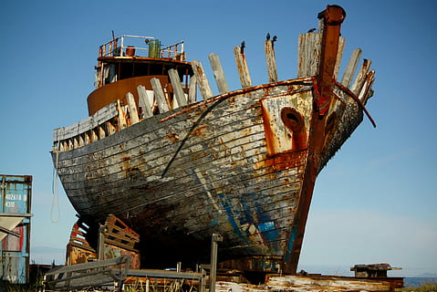 Weiß, rot, angedockt, Boot, tagsüber, braun, grau, Schiff, Gebäude, Werft, Rost, Schiffswrack, Bootssteg, Bootswerft, verrostet, Schiffswerft, Dock, Wrack, Metall, Holz, Meer, Blau, Wasserfahrzeug, Himmel, Transport, rostig, Transportmittel, verlassen, alt, obsolet, beschädigt, keine Leute, Verschlechterung, klarer Himmel, heruntergewirtschaftet, Ablehnen, verwittert, Tag, Natur, draußen, ruiniert, 2K, CC0, gemeinfrei, lizenzfrei