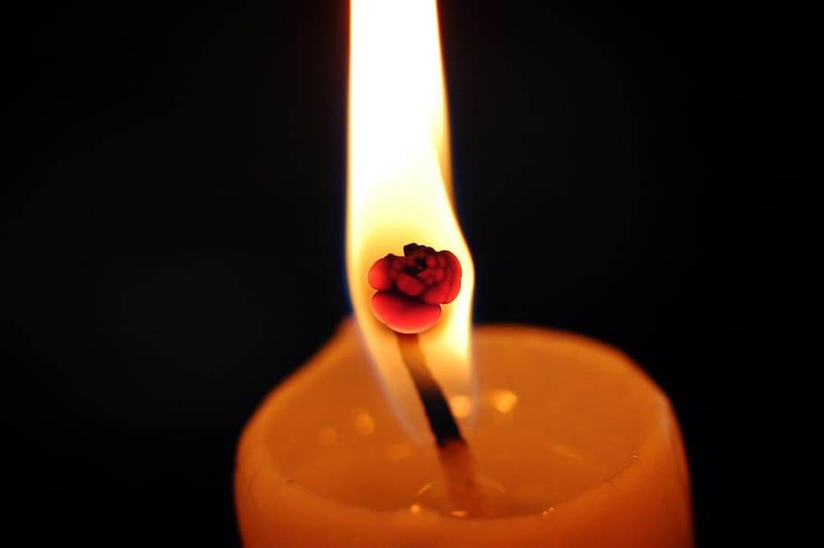 espelmes, foc, flama, tabitha, nit, cremant, calor - temperatura, foc - fenomen natural, primer pla, vela, fons negre, a l'interior, color taronja, naturalesa, cap gent, tir de l'estudi, sol objecte, menjar i beguda, cera, brillant, menjar, centrar-se en primer pla, il·luminat, fusió, matchstick, 2K