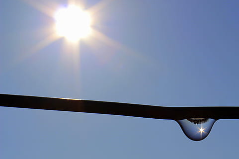 soare, rază de soare, picatură, oglindire, cablu, efect de lumină, cer, ușoară, lumina soarelui, soarele de dimineață, vedere unghiulară joasă, natură, cer senin, nici o persoana, zi, lentila flacara, în aer liber, frumusețe în natură, albastru, însorit, echipamente de iluminat, liniște, metal, luminos, spațiu copie, scenice - natura, 2K, CC0, domeniu public, fără drepturi de autor
