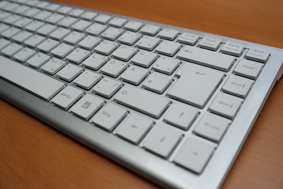 grigio, tastiera magic apple, tasto di ritorno, pulsante di ritorno, inserire il pulsante, accedere, tastiera, computer, ingresso, chiavi, hardware, lettere, pc, calcolatrice, rubinetto, font, partire, periferica, Accessori, unità periferica, bianca, argento, tecnologia wireless, attrezzatura informatica, comunicazione, avvicinamento, tecnologia, tastiera del computer, il computer portatile, in casa, connessione, parte del computer, tavolo, nessuno, lettera, rete di computer, tasto del computer, testo, Internet, legno - materiale, color argento, 5K
