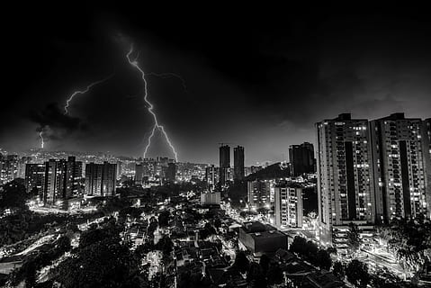 nat, storm, ray, bygning udvendig, arkitektur, bygget struktur, sky - himmel, by, lyn, bygning, magt i naturen, bybilledet, tordenvejr, himmel, strøm, by skyline, skyskraber, kontorbygning udvendig, byliv, storm sky, ingen mennesker, mørk, udendørs, elektricitet, ildevarslende, aggression, 5K, CC0, offentligt domæne, royaltyfrie