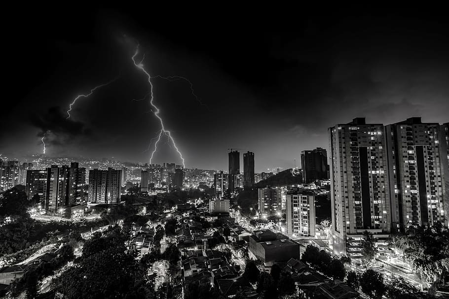 nat, storm, ray, bygning udvendig, arkitektur, bygget struktur, sky - himmel, by, lyn, bygning, magt i naturen, bybilledet, tordenvejr, himmel, strøm, by skyline, skyskraber, kontorbygning udvendig, byliv, storm sky, ingen mennesker, mørk, udendørs, elektricitet, ildevarslende, aggression, 5K