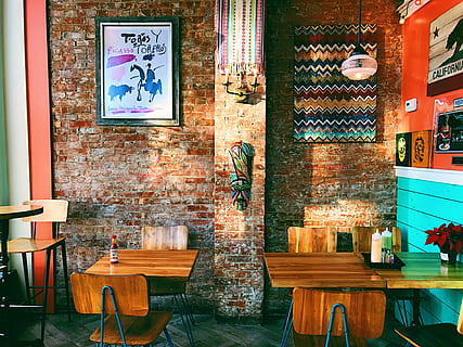 Două, pătrat, maro, de lemn, mese de mese, zid de cărămidă, tabele laterale, interior, magazin, restaurant, masa, cafenea, cărămidă, luminos, colorat, cameră, mânca, boem, scaun, opera de arta, condimente, cantină, arhitectură, nici o persoana, construită, artă și sculptură, în interior, lemn - material, reprezentare, creativitate, fereastră, absență, spiritualitate, reprezentare umană, mobila, sticlă - material, perete, religie, 4K, CC0, domeniu public, fără drepturi de autor