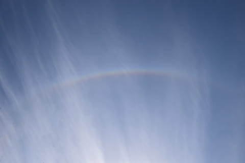 duha, luk, mračna, scéna s oblaky, skyscape, Příroda, mraky, počasí, Jasný, jemný, nebesa, nebe, mrak - nebe, modrý, nikdo, parní stezka, pohyb, krása v přírodě, vícebarevné, den, křivka, scenics - příroda, přírodního jevu, klid, venku, lom světla, létající, nízký úhel pohledu, meteorologie, měkkost, 5K, CC0, veřejná doména, bez autorských práv