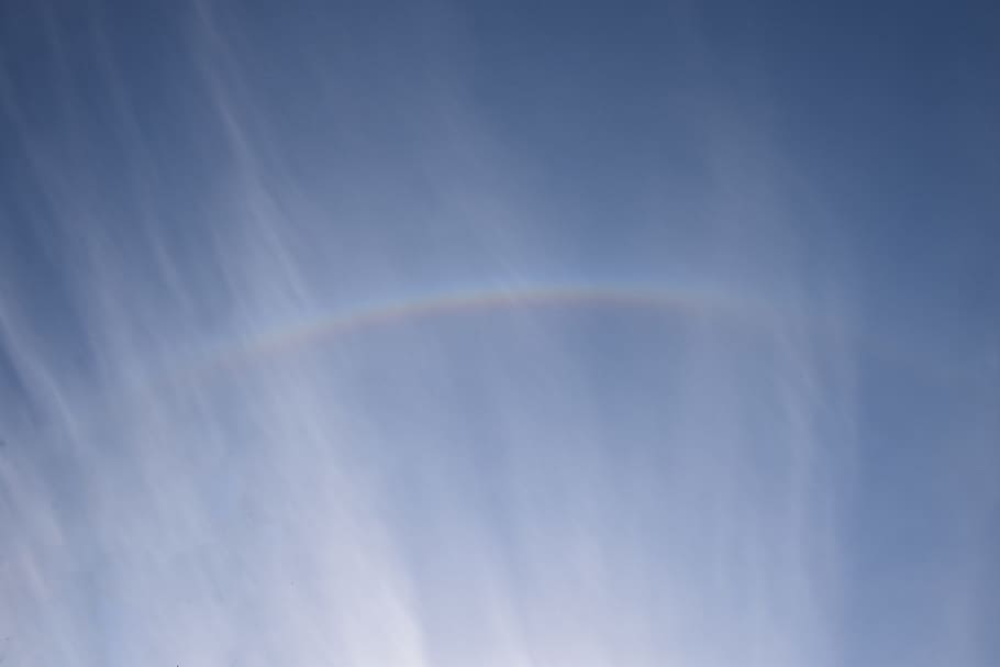 arc de Sant Martí, arc de sol, núvols bruscos, cloudscape, skyscape, naturalesa, núvols, temps, brillant, Wispy, cel, núvol - cel, blau, cap gent, pista de vapor, moviment, bellesa a la natura, multicolor, dia, corba, escenics - natura, fenomen natural, tranquil·litat, a l'aire lliure, refracció, volant, vista d’angle baix, meteorologia, suavitat, 5K