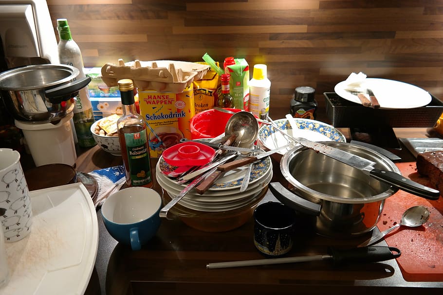 estris de cuina assortits, taula, cuina, un desastre, impur, vaixella, estris de cuina, olles, placa, t, cuinar, menjar, olla de cocció, a l'interior, equipament per a la llar, contenidor, estri de cuina, natura morta, habitació domèstica, cap gent, gran grup d'objectes, elecció, menjar i beguda, cuina domèstica, casa, vista d’angle alt, variació, bol, tassa, 5K