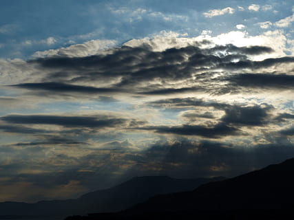 chmury, promień słońca, słońce, ukryty, pokryty, ponury, dziwne, wybrzeże liguryjskie, Natura, chmura - niebo, cloudscape, niebo, pogoda, scenics, niebieski, na dworze, zachód słońca, piękno natury, dramatyczne niebo, zmierzch, ciemny, Góra, scenics - natura, spokojna scena, spokój, sylwetka, pasmo górskie, żadnych ludzi, scena pozamiejska, idylliczny, niski kąt widzenia, światło słoneczne, dzień, szczyt górski, złowieszczy, 4K, CC0, domena publiczna, darmowe zdjęcia