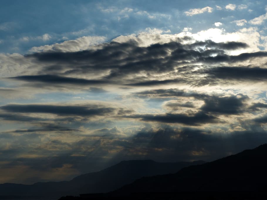 núvols, raig de sol, sol, amagat, cobert, trist, estrany, costa liguriana, naturalesa, núvol - cel, cloudscape, cel, temps, escenics, blau, a l'aire lliure, posta de sol, bellesa a la natura, cel dramàtic, vespre, fosc, muntanya, escenics - natura, escena tranquil·la, tranquil·litat, silueta, Serra, cap gent, escena no urbana, idíl·lic, vista d’angle baix, llum solar, dia, cim de muntanya, ominós, 4K