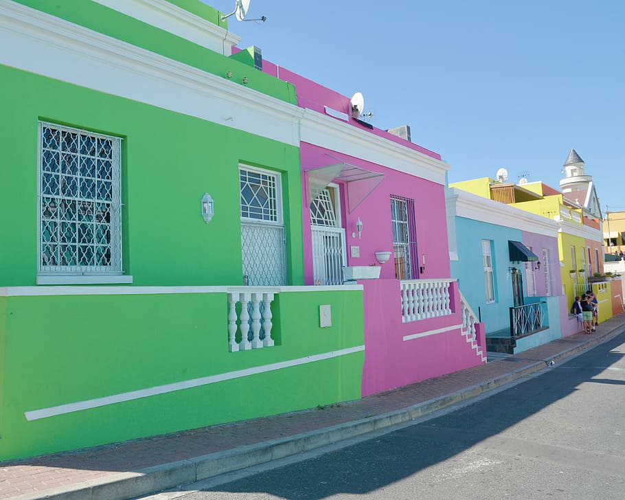 color assortit, concret, edificis, durant el dia, Ciutat del cap, taula de muntanya, bo, bo-kaaps, color verd, indústria, cap gent, transport, a l'aire lliure, dia, arquitectura, estructura construïda, exterior de l'edifici, naturalesa, cel, ciutat, edifici, llum solar, cel clar, carrer, multicolor, carretera, finestra, color rosa, 4K