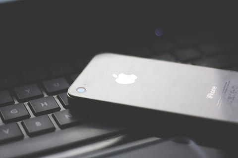 iphone blanco 4, manzana, cámara, iphone, teléfono inteligente, tecnología, teclado, teléfono, computadora, Internet, ordenador portátil, de cerca, nadie, llave de computadora, negocio, comunicación, ordenador personal, equipo, conexión, equipo de computadora, tecnología inalámbrica, adentro, mesa, parte de la computadora, naturaleza muerta, enfoque selectivo, vista de alto ángulo, el color blanco, 4K, CC0, dominio público, libre de derechos
