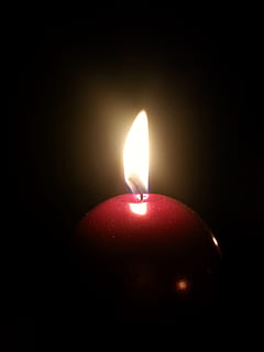 Kerze, Flamme, Licht, Stimmung, Romantik, Wachskerze, Docht, Hitze, Atmosphäre, beleuchtet, Verbrennung, Nahansicht, Feuer, glühend, Hitze - Temperatur, dunkel, drinnen, Feuer - natürliches Phänomen, keine Leute, Lichtanlage, rot, Dunkelkammer, Natur, Wohnraum, einzelnes Objekt, kopieren sie platz, Studioaufnahme, schwarzer Hintergrund, Helligkeit, elektrische Lampe, 2K, CC0, gemeinfrei, lizenzfrei