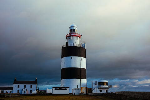 hvid, Brun, jomfru, tårn, overskyet, himmel, sort, fyrtårn, bygninger, grå, skyer, Sky, struktur, ledestjerne, signal, bygning, ydre, lys hus, udendørs, ocean, hav, lys, Wexford, bygning udvendig, arkitektur, bygget struktur, vejledning, sky - himmel, retning, natur, ingen mennesker, beskyttelse, sikkerhed, lav vinkel visning, dag, skumring, 5K, CC0, offentligt domæne, royaltyfrie