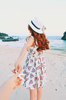 wanita, mengenakan, putih, merah, bunga, mini dress tanpa lengan, topi matahari, kedudukan, pantai laut, tak berlengan, gaun pendek, pantai, perempuan, laut, musim panas, di luar rumah, liburan, etnis kaukasia, orang-orang, gaya hidup, topi, menyenangkan, anak muda, pasir, dewasa, relaksasi, tersenyum, indah, keindahan, kenikmatan, riang, alam, garis pantai, satu orang, tanah, air, kegiatan waktu luang, orang sungguhan, langit, keindahan di alam, panjang tiga perempat, pakaian, memegang, scenics - alam, rambut, gaya rambut, cakrawala di atas air, mode, 1080P, CC0, domain publik, bebas royalti
