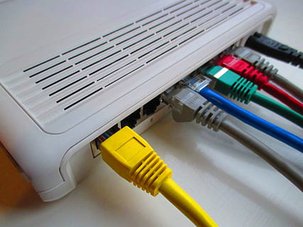 fils de couleurs assorties, connecté, gris, routeur, commutateur de réseau, la communication, réseau, commutateur, lien, câble, ethernet, lan, rj45, électronique, connecteur, câble d'ordinateur, prise de connexion réseau, La technologie, personne, réseau informatique, l'Internet, à l'intérieur, Technologie sans fil, fermer, ordinateur, électricité, équipement informatique, équipement, nature morte, vue grand angle, Les données, composant électrique, source de courant, 4K, CC0, domaine public, libre de droits