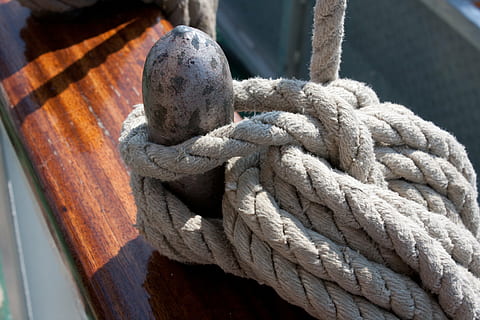 sehfahrt, rosada, corda, arreglant, teixir, nus, arrencada, corretja, vaixell, aigua, vaixell de vela, mar, port, llac, força, cap gent, primer pla, lligat, dia, vaixell nàutic, connexió, metall, transport, a l'aire lliure, llum solar, nus lligat, material de fusta, textura, naturalesa, manera de transport, retorçat, vista d’angle alt, publicació, veler, post de fusta, 4K, CC0, domini públic, lliure de regalies