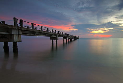 anløbsbro, hav, daggry, himmel, strand, skyer, dok, ocean, udendørs, refleksioner, marinemaleri, kysten, solnedgang, vand, sky - himmel, afspejling, scenics - natur, skønhed i naturen, mole, ro, rolig scene, havnefronten, bygget struktur, natur, arkitektur, orange farve, forbindelse, ikke-urbane scene, idyllisk, ingen mennesker, horisont over vand, arkitektoniske kolonne, træ post, 1080P, CC0, offentligt domæne, royaltyfrie