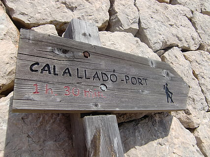 directory, shield, note, signposts, direction, trail, signpost, arrow, famous Place, sign, text, solid, rock, western script, rock - object, communication, day, no people, script, non-western script, rock formation, wood - material, nature, information, architecture, outdoors, information sign, wall - building feature, capital letter, stone wall, message, 2K, CC0, public domain, royalty free