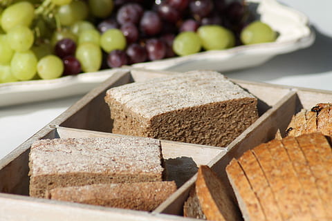 broden, druiven, buffet, voedsel, eten en drinken, fruit, gezond eten, geen mensen, brood, druif, hout - materiaal, welzijn, versheid, selectieve aandacht, detailopname, plak, binnenshuis, stilleven, markt, zuivel product, overvloed, olijf-, keuze, 4K, CC0, publiek domein, royaltyvrij