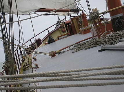 sejle, vindkraft, bølge, dynamisk, ocean, svulme, sejlskib, rigning, master, reb, vanter, nautiske fartøj, sejlads, sejlbåd, yacht, mast, hav, sejlsport, transportmidler, højt skib, båd dæk, udendørs, vinter, dag, sne, kold temperatur, ingen mennesker, lav vinkel visning, arkitektur, bygget struktur, herrer, natur, byggeplads, industri, metal, byggebranchen, arbejder, beskæftigelse, himmel, rigtige mennesker, hvid farve, forbindelse, 1080P, CC0, offentligt domæne, royaltyfrie