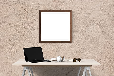 specchio a muro, il computer portatile, cuffie, occhiali, tavolo, manifesto, parete, modello, interno, telaio, finto, galleria, tela, realistico, tecnologia, copia spazio, connessione, computer, caratteristica della parete, vuoto, tecnologia wireless, nessuno, comunicazione, in casa, mobilia, attività commerciale, ufficio, cornice, legno - materiale, interno di casa, moderno, 5K, CC0, dominio pubblico, privo di copyright