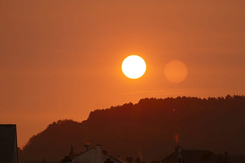 Dom, viniendo, arriba, cielo, puesta de sol, belleza en la naturaleza, color naranja, paisajes - naturaleza, naturaleza, silueta, luz del sol, nadie, idílico, escena tranquila, planta, tranquilidad, árbol, al aire libre, ambiente, copia espacio, arquitectura, escena no urbana, cielo romantico, 5K, CC0, dominio público, libre de derechos