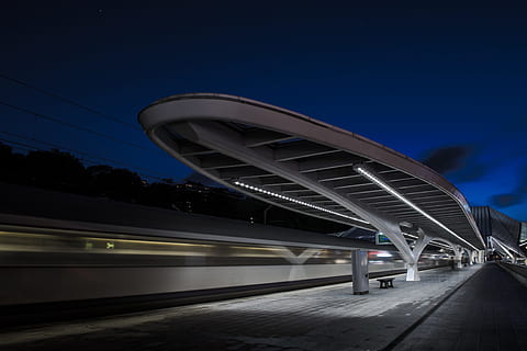 pont de conjunció, fotografia de lapse de temps, estació de tren, nit, tren, llum, nit, tren, arquitectura, transport, viatjar, velocitat, escena urbana, pont - estructura feta per l'home, carretera, blau, connexió, estructura construïda, cel, ciutat, manera de transport, estació de ferrocarril, il·luminat, moviment, modern, tren - vehicle, exterior de l'edifici, transport per ferrocarril, cap gent, moviment borrós, a l'aire lliure, tren de metro, estació, 4K, CC0, domini públic, lliure de regalies