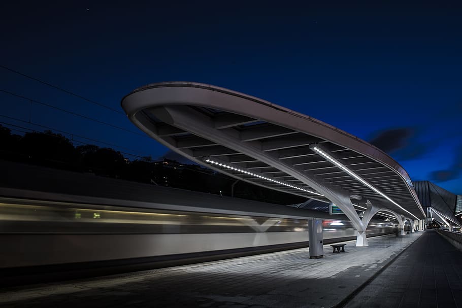 pont de conjunció, fotografia de lapse de temps, estació de tren, nit, tren, llum, nit, tren, arquitectura, transport, viatjar, velocitat, escena urbana, pont - estructura feta per l'home, carretera, blau, connexió, estructura construïda, cel, ciutat, manera de transport, estació de ferrocarril, il·luminat, moviment, modern, tren - vehicle, exterior de l'edifici, transport per ferrocarril, cap gent, moviment borrós, a l'aire lliure, tren de metro, estació, 4K