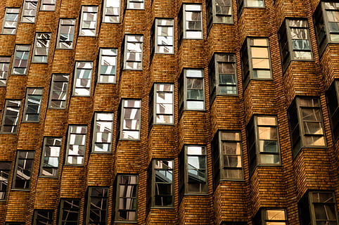 foto, marrón, hormigón, edificio, pared de ladrillo, óptico, edificio de ilusión, vaso, superficie, ventana, arquitectura, ladrillo rojo, exterior del edificio, estructura construida, arquitectura y edificios, ladrillo, nadie, escena urbana, modelo, en una fila, material de madera, antecedentes, fotograma completo, día, lado a lado, repetición, vista de ángulo bajo, al aire libre, gran grupo de objetos, ciudad, 2K, CC0, dominio público, libre de derechos