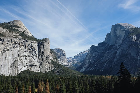 cinzento, montanhas, atrás, verde, arvores, dia, montanha glaciar, floresta, geleira, montanha, natureza, Parque Nacional de Yosemite, scenics, panorama, alberta, ao ar livre, Parque Nacional, montanhas Rochosas, cadeia de montanhas, EUA, ninguém, rock - objeto, terreno extremo, céu, Canadá, área selvagem, paisagens, imagem colorida, árvore, beleza na natureza, Pinheiro, plantar, scenics - natureza, meio Ambiente, tranquilidade, cena tranquila, cena não urbana, nuvem - céu, Rocha, idílico, terra, formação, Pico da montanha, árvore conífera, 5K, CC0, domínio público, royalty free