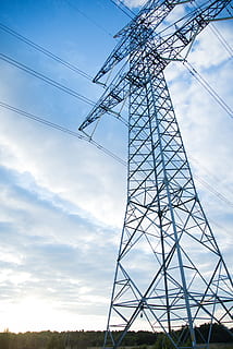 gris, ligne de transmission, bleu, ciel, jour, câble, des nuages, actuel, Distribution, électrique, électricité, haute tension, industrie, lignes, tir faible angle, la nature, pôle, Puissance, ligne électrique, les lignes électriques, source de courant, pylône, station, acier, la fourniture, grand, La technologie, la tour, transmission, des arbres, volt, Tension, pylône électrique, faible angle de vue, nuage - ciel, production de carburant et d'électricité, lien, personne, structure construite, métal, architecture, en plein air, complexité, journée, grand - haut, grille électrique, fer - métal, équipement électrique, composant électrique, poutre, 5K, CC0, domaine public, libre de droits