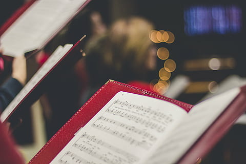 brouiller, bokeh, livre, document, à l'intérieur, la musique, notes de musique, papier, mise au point sélective, drap, publication, fermer, personne, partition, texte, culture artistique et divertissement, en train de lire, se concentrer sur le premier plan, journal, nature morte, affaires, journée, instrument de musique, activité, menu, 5K, CC0, domaine public, libre de droits