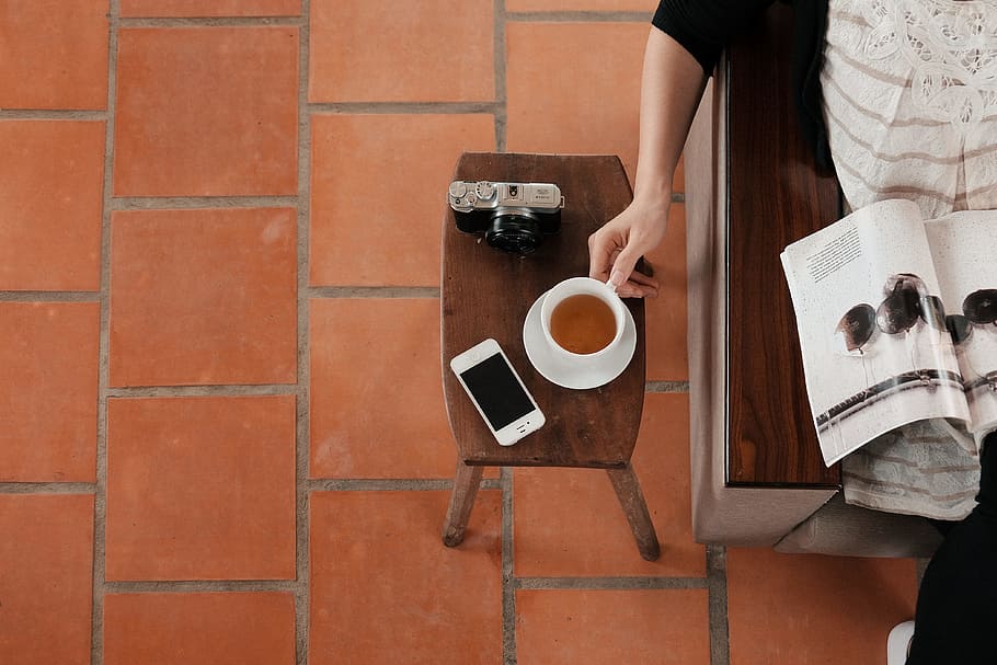 persona, seduta, divano, leggere la brochure, detenzione, tazza di tè, persona che vuole, Marrone, di legno, poltrona, bianca, ceramica, foto close-up tazza di caffè, tè, lettura, telecamera, i phone, tecnologia, donne, caffè - bevanda, persone, una persona, adulto, bar, etnia caucasica, tazza, femmine, tazza di caffè, bere, cibo e bevande, boccale, caffè, rinfresco, parte del corpo umano, Sezione centrale, giovane adulto, bevanda calda, mano umana, mano, stili di vita, vassoio, potabile, 4K