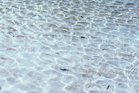 ondulacions, clar, cos, aigua, persona, fer una foto, cos d'aigua, naturalesa, mar, fons, blau, estiu, platja, ondulació, superfície de l'aigua, onada, reflexió, cap gent, a l'aire lliure, sorra, transparent, marc complet, patró, resum, textura, primer pla, vista d’angle alt, dia, ondulat, piscina, llum solar, patró natural, davant del mar, puresa, refracció, netejar, 5K, CC0, domini públic, lliure de regalies