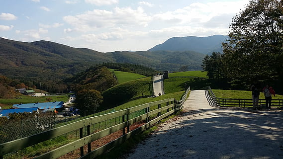 prato, partita, comando, pista, per il comando batch, montagna, natura, giorno, Paesaggi, cielo, nessuno, albero, pianta, nuvola - cielo, bellezza nella natura, architettura, scenics - natura, struttura costruita, strada, mezzi di trasporto, direzione, scena tranquilla, colore verde, la tranquillità, ringhiera, la strada davanti, catena montuosa, all'aperto, 2K, CC0, dominio pubblico, privo di copyright