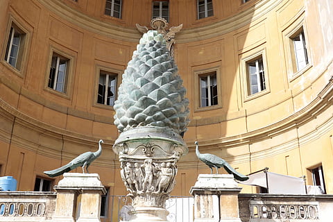 Watykan, patio, wewnątrz, architektura, zbudowana struktura, na zewnątrz budynku, rzeźba, statua, reprezentacja, ludzka reprezentacja, żadnych ludzi, niski kąt widzenia, sztuki i rzemiosła, dzień, budynek, okno, kreatywność, męskie podobieństwo, Miasto, przeszłość, historia, na dworze, kolumna architektoniczna, 5K, CC0, domena publiczna, darmowe zdjęcia