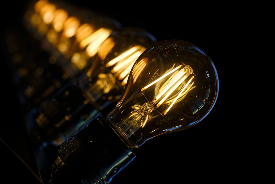 ampoules, tourné, lampe, lumière, éclairage, ampoule, Edison ampoule, Edisson, LED, La technologie, rétro, nostalgie, énergie, actuel, Tension, fond noir, filament, fermer, à l'intérieur, prise de vue en studio, verre, personne, verre - matériel, matériel d'éclairage, verre à boire, couleur or, brillant, objet unique, boisson, Nourriture et boisson, rafraîchissement, de l'alcool, électricité, lumière - phénomène naturel, 5K