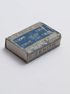 macro, caja, grapas, foto de estudio, adentro, solo objeto, Fondo blanco, naturaleza muerta, nadie, de cerca, copia espacio, separar, azul, publicación, libro, vista de alto ángulo, texto, riqueza, modelo, dos objetos, mesa, gris, material de madera, 2K, CC0, dominio público, libre de derechos