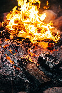 sommar lägereld, sommar, lägereld, semester, kamera, utomhus-, natur, utanför, brand, flamma, trän, bål, aska, ved, rök, eld - naturligt fenomen, värme - temperatur, brinnande, trämaterial, röd, närbild, svart färg, kol, gul, lysande, inferno, trä, logga, orange färg, rörelse, inget folk, natt, camping, bränd, utomhus, 4K, CC0, offentligt domän, royaltyfria
