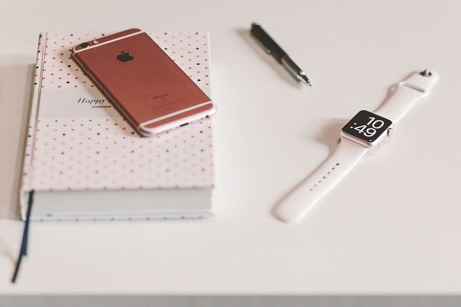 blanc, poma, veure, poma blanca, rellotge de poma, iphone, tecnologia, equipament, cap gent, navalla, a l'interior, primer pla, fons blanc, dia, salut i medicina, natura morta, taula, tir de l'estudi, oficina, text, nombre, subministrament d’oficina, grup d'objectes, comunicació, dos objectes, vista d’angle alt, termòmetre, recordatori, guió occidental, 4K