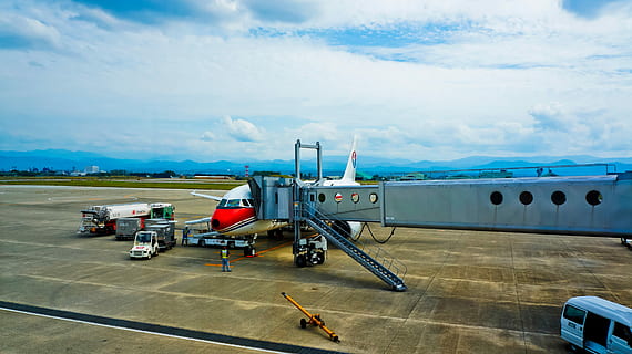flygplan, flygplats, transport, luft, fordon, luftfordon, kommersiellt flygplan, flygande, transportsätt, landningsbana, resa, flygresor, flygvinge, himmel, flygfält, moln - himmel, passagerarbrädan, natur, landfordon, dag, stationär, flygplatsavgångsområde, utomhus, inget folk, solljus, lämnar, ankomst, 4K, CC0, offentligt domän, royaltyfria