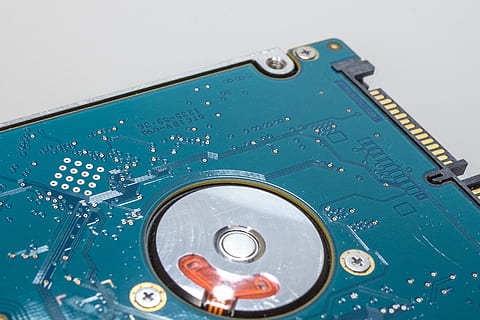 grön, svart, kretskort, styrelse, hårddisk, hdd, dator, datalagring, makro, chip, hårdvara, komponent, databehandling, moderkort, Det, digital, data, disk, sata, Skära ut, rader, magnetisk datalagring, datailaufnahme, teknologi, datachip, elektronikindustrin, inget folk, närbild, datorutrustning, industri, Utrustning, studio skott, dator del, enda objekt, inomhus, metall, högvinkelvy, förbindelse, fortfarande liv, musik, elektrisk utrustning, elektrisk komponent, strömförsörjning, 1080P, CC0, offentligt domän, royaltyfria