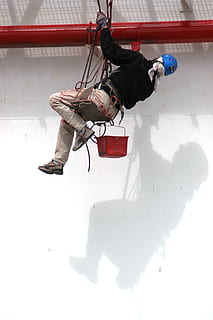 lavoro, Manutenzione, decoratore, prestazione, corda, brunch, inverno, una persona, all'aperto, la neve, sport estremi, azione, persone, lunghezza intera, solo un uomo, solo adulti, adulto, persone reali, occupazione, uomini, ombra, protezione, giorno, natura, vista dall'alto, Colore bianco, luce del sole, in casa, struttura costruita, temperatura fredda, architettura, uniforme, vestiti caldi, 2K, CC0, dominio pubblico, privo di copyright