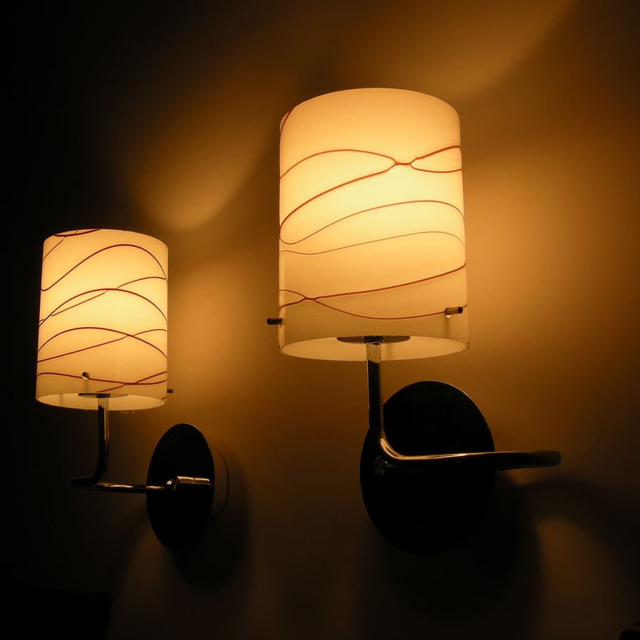 belysning, varm, enkel, elektrisk lampe, belyst, indendørs, belysningsudstyr, ingen mennesker, tæt på, elektricitet, lampeskærm, glødende, lys, murbygningsfunktion, elektrisk lys, lys - naturligt fænomen, mørk, hjemlige værelse, hjem interiør, teknologi, sidebord, bord, væg, 2K